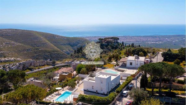 casa indipendente in vendita ad Avola in zona Montagna