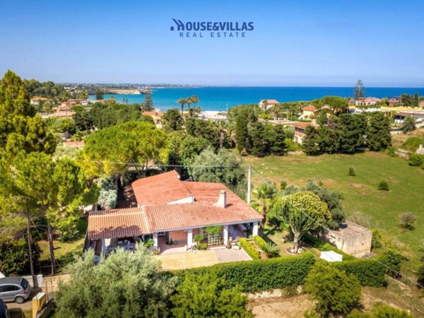 casa indipendente in vendita ad Avola in zona Gallina