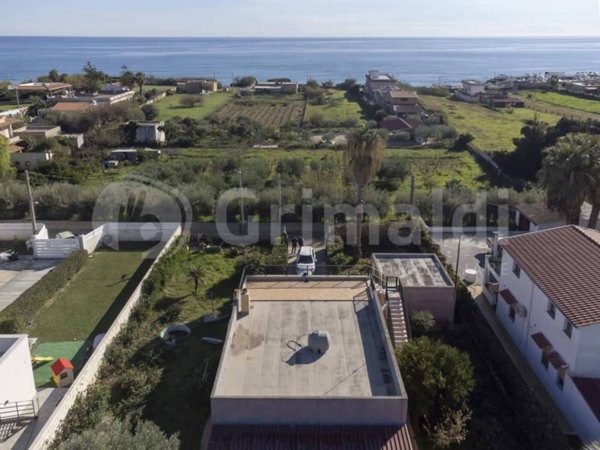 casa indipendente in vendita ad Avola in zona Cicerata