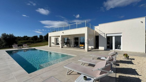 casa indipendente in vendita ad Avola