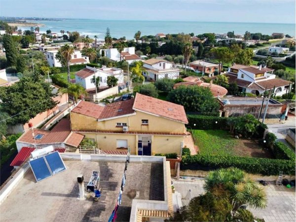 casa indipendente in vendita ad Avola in zona Gallina