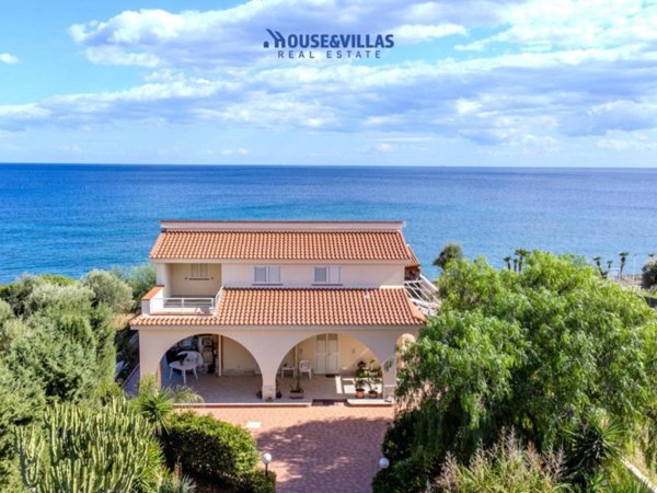 casa indipendente in vendita ad Avola in zona Gallina