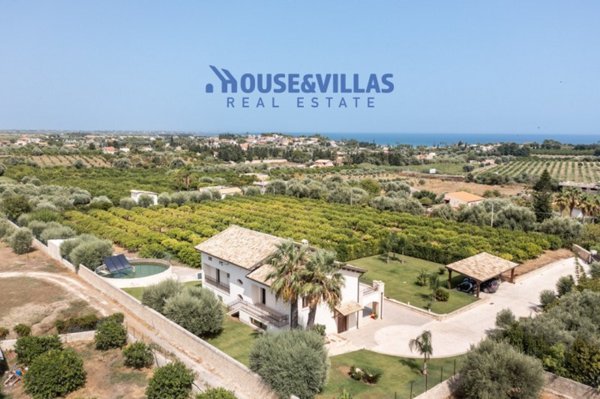 casa indipendente in vendita ad Avola in zona Chiusa di Carlo