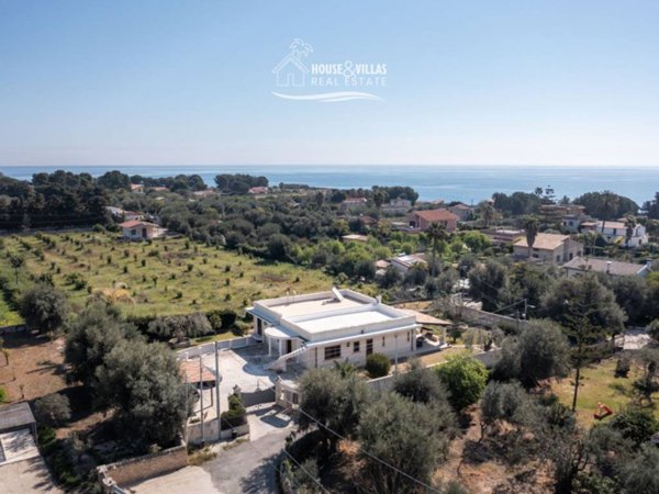 casa indipendente in vendita ad Avola in zona Falaride