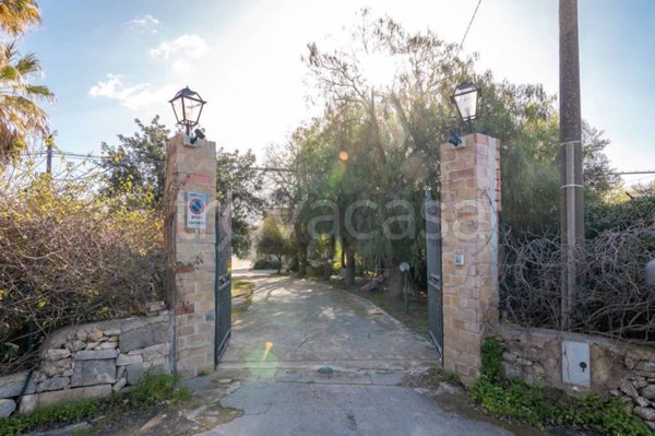 casa indipendente in vendita ad Avola in zona Chiusa di Carlo