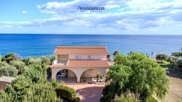 casa indipendente in vendita ad Avola in zona Gallina