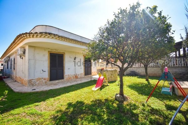casa indipendente in vendita ad Avola in zona Falaride