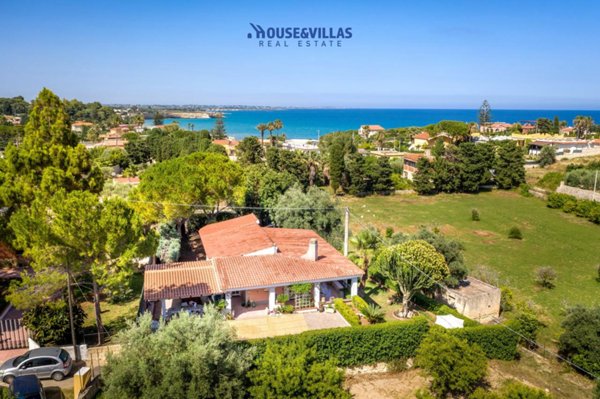 casa indipendente in vendita ad Avola in zona Gallina