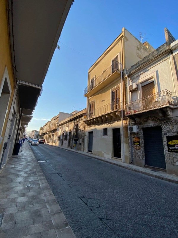 locale commerciale in vendita ad Avola