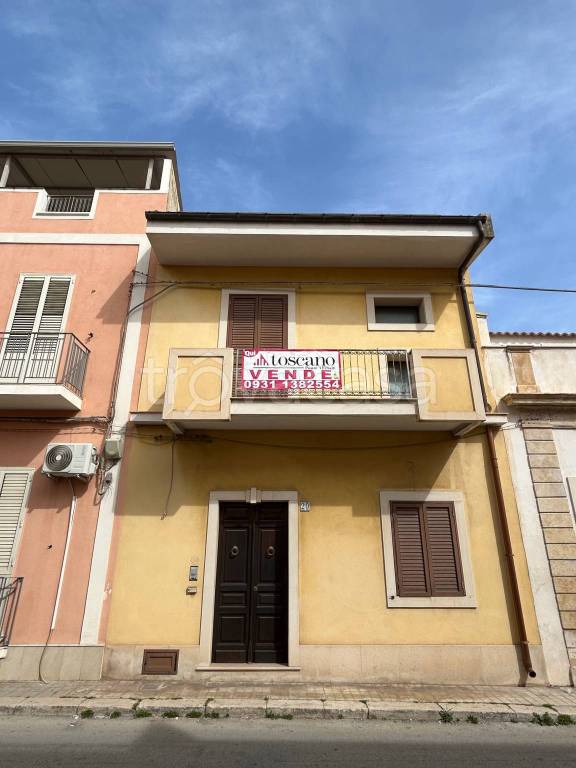 casa indipendente in vendita ad Avola in zona Montagna