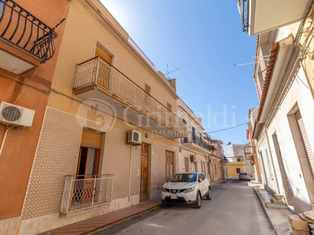 casa indipendente in vendita ad Avola in zona Falaride