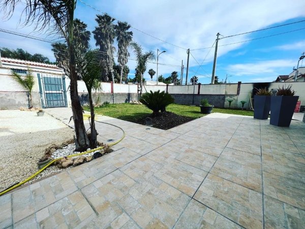 casa indipendente in vendita ad Avola in zona Piccio