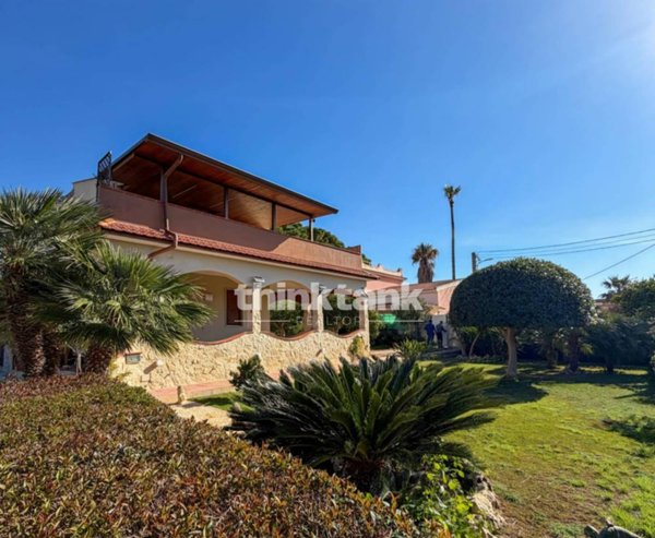 casa indipendente in vendita ad Avola in zona Montagna