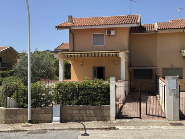 casa indipendente in vendita ad Avola