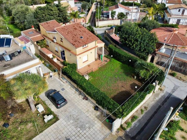 casa indipendente in vendita ad Avola in zona Gallina