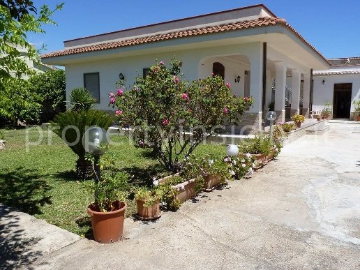 casa indipendente in vendita ad Avola in zona Piccio