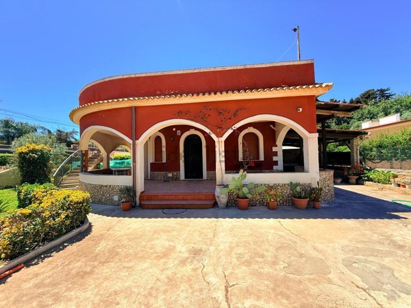 casa indipendente in vendita ad Avola in zona Gallina