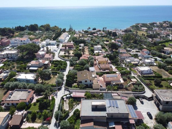 casa indipendente in vendita ad Avola in zona Gallina