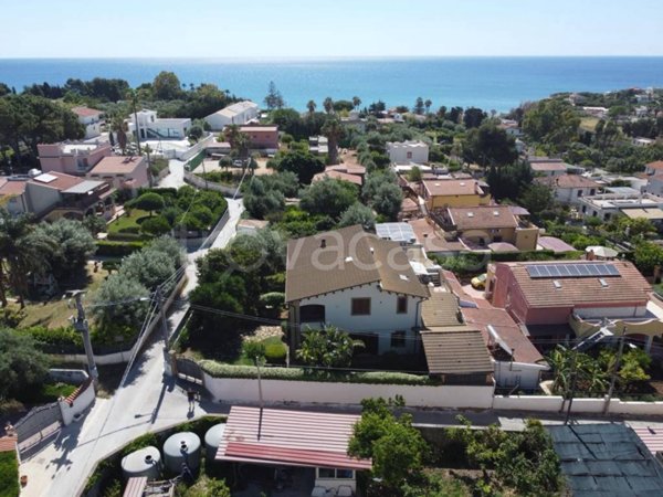 casa indipendente in vendita ad Avola in zona Chiusa di Carlo