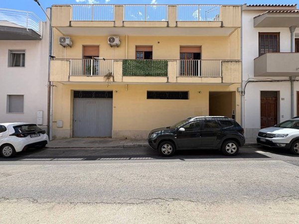 intera palazzina in vendita ad Avola in zona Falaride