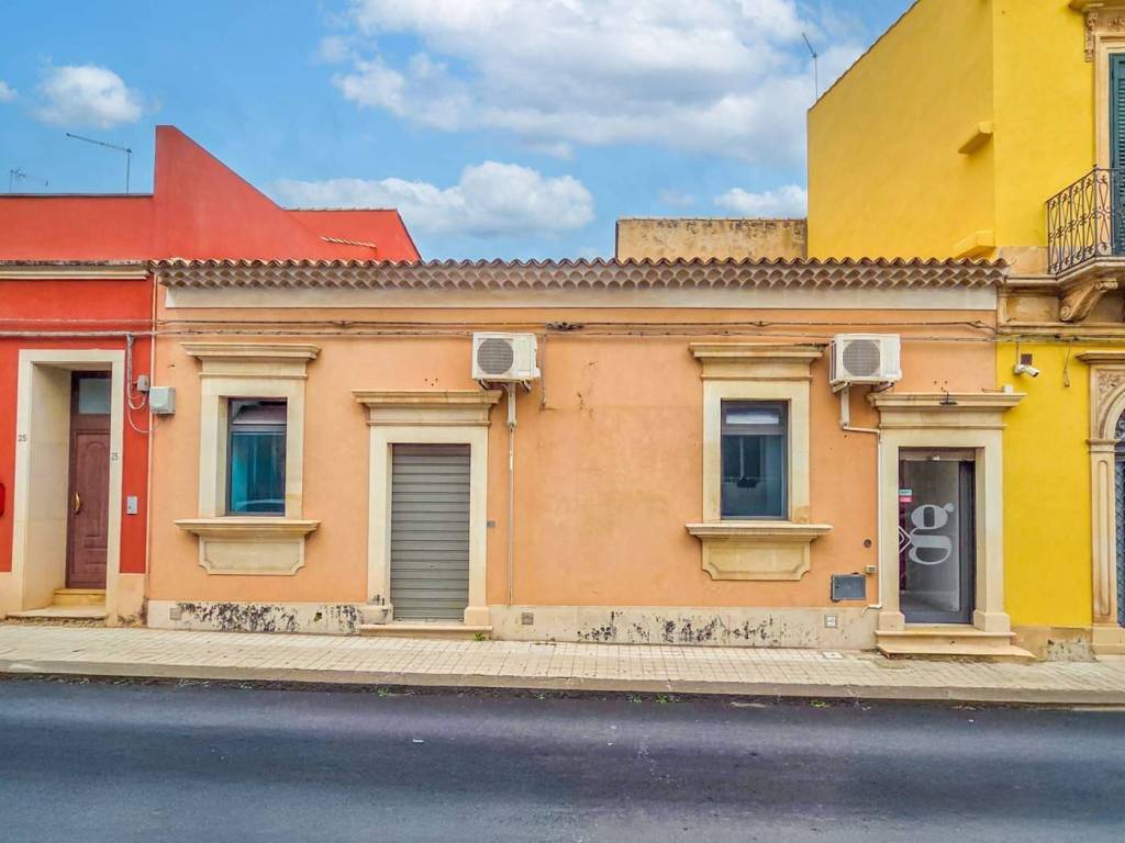 casa indipendente in vendita ad Avola
