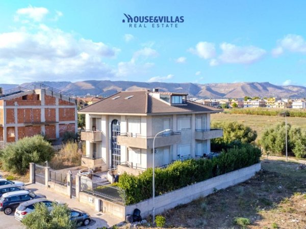 casa indipendente in vendita ad Avola in zona Cicerata