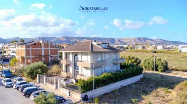 casa indipendente in vendita ad Avola in zona Piccio