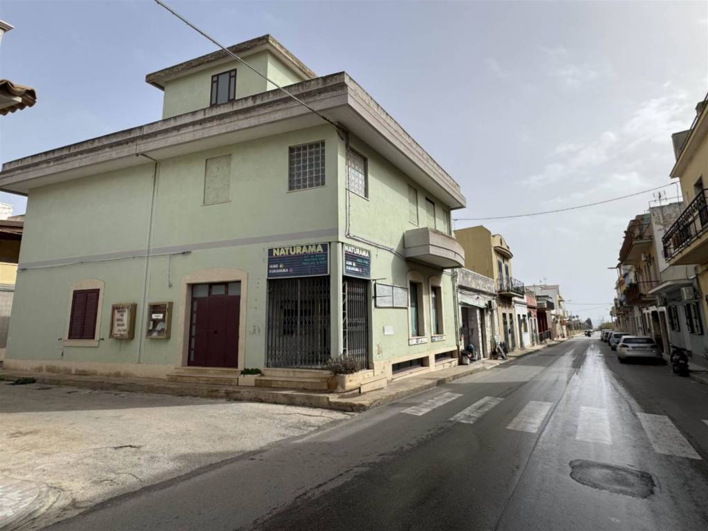 negozio in vendita ad Avola in zona Falaride