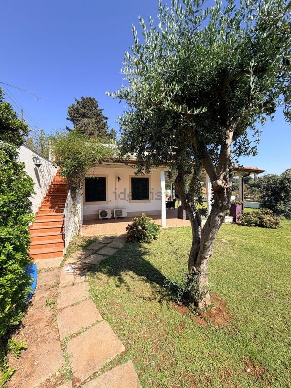 casa indipendente in vendita ad Avola in zona Chiusa di Carlo