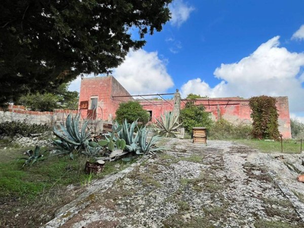 casa indipendente in vendita ad Avola in zona Montagna