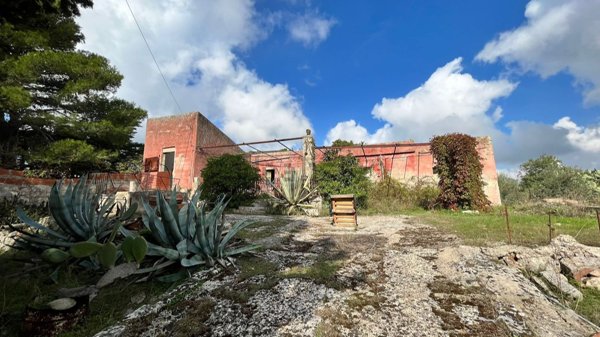 casa indipendente in vendita ad Avola in zona Montagna