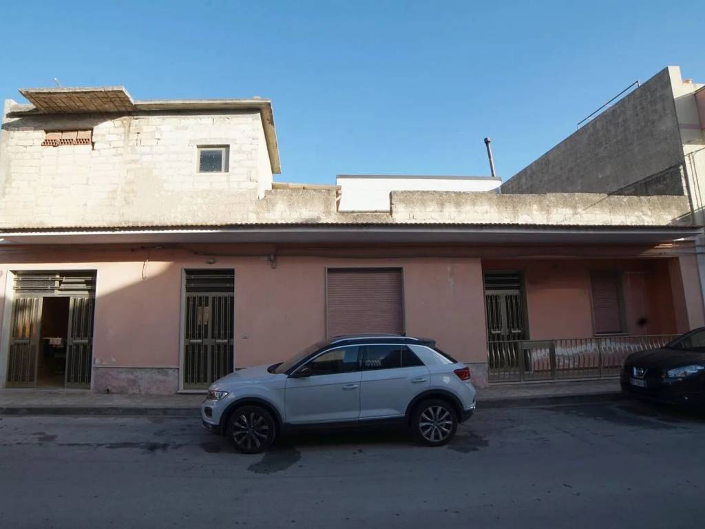 casa indipendente in vendita ad Avola in zona Falaride