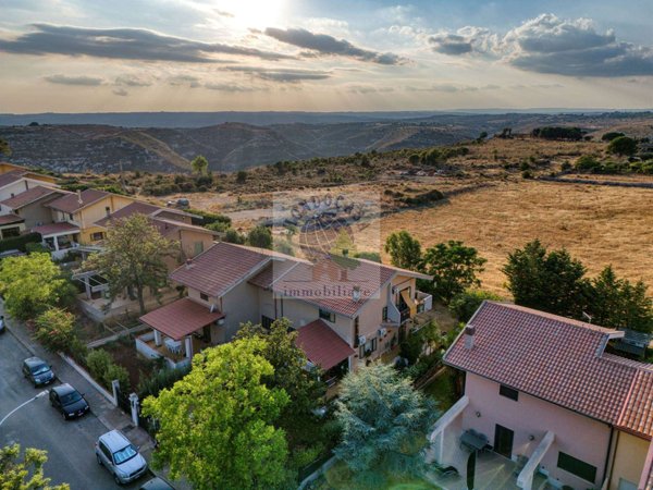 casa indipendente in vendita ad Avola in zona Montagna