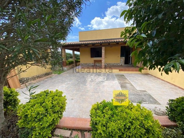 casa indipendente in vendita ad Avola in zona Montagna