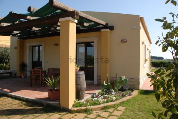 casa indipendente in vendita ad Avola in zona Montagna