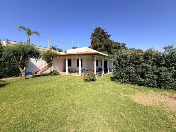 casa indipendente in vendita ad Avola in zona Chiusa di Carlo