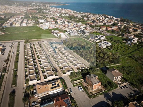 casa indipendente in vendita ad Avola in zona Falaride