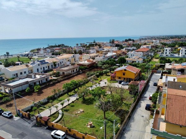 casa indipendente in vendita ad Avola in zona Falaride