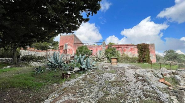 casa indipendente in vendita ad Avola in zona Montagna