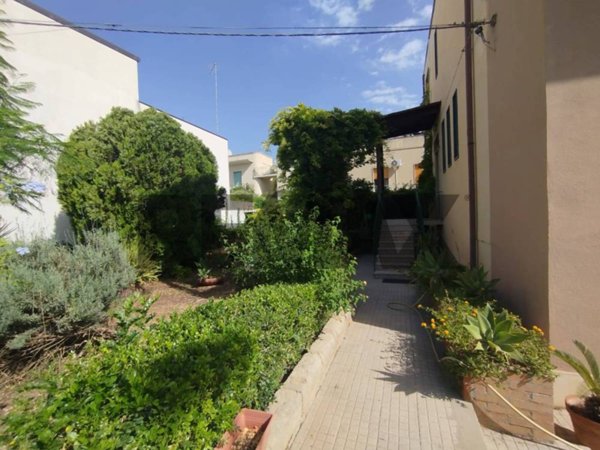 casa indipendente in vendita ad Avola in zona Falaride