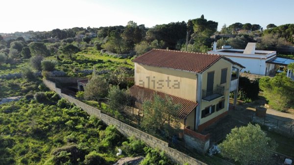 casa indipendente in vendita ad Avola in zona Montagna