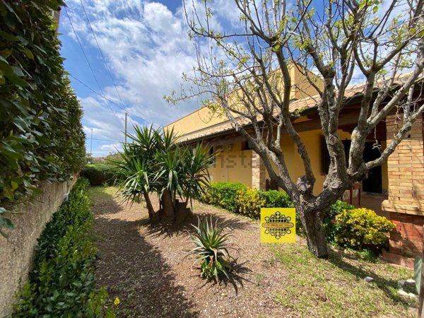 casa indipendente in vendita ad Avola in zona Montagna
