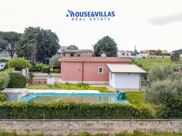 casa indipendente in vendita ad Avola in zona Montagna
