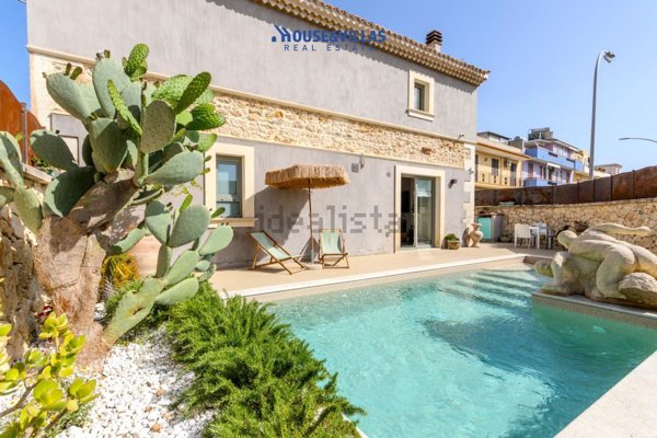 casa indipendente in vendita ad Avola in zona Falaride