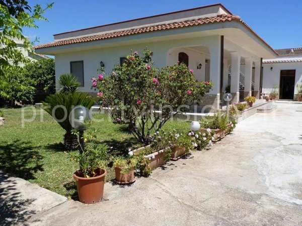 casa indipendente in vendita ad Avola in zona Piccio