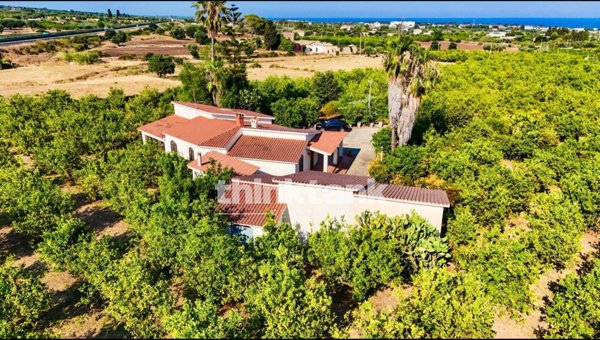 casa indipendente in vendita ad Avola