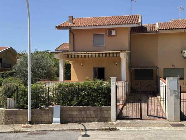 casa indipendente in vendita ad Avola in zona Montagna