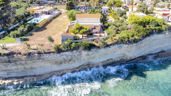 casa indipendente in vendita ad Avola in zona Gallina