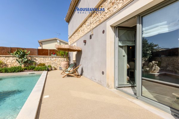 casa indipendente in vendita ad Avola in zona Falaride