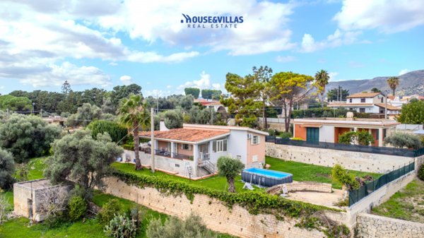 casa indipendente in vendita ad Avola in zona Gallina